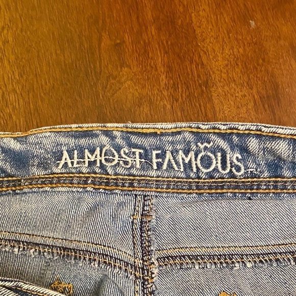 ALMOST FAMOUS CROCHET SHORTS Distressed - Picture 4 of 6